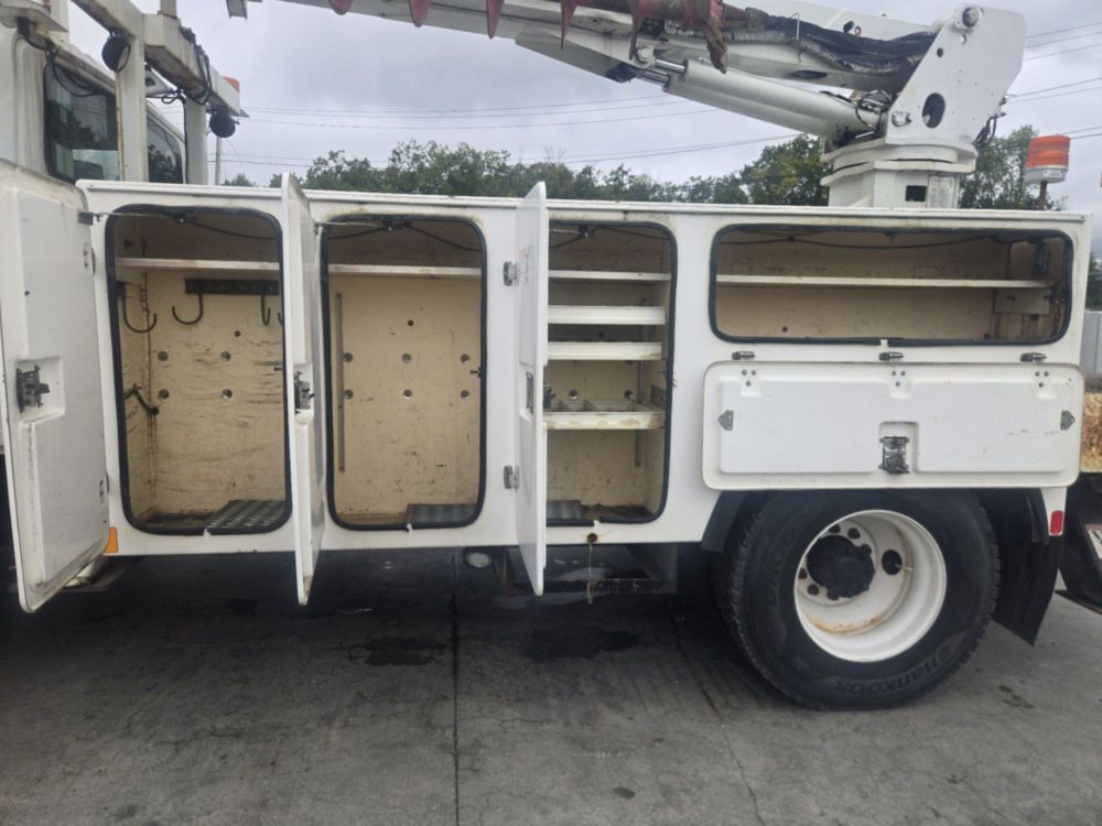 2009 Int'l 4300 4x2 Terex Commander 4047 Digger Derrick Truck