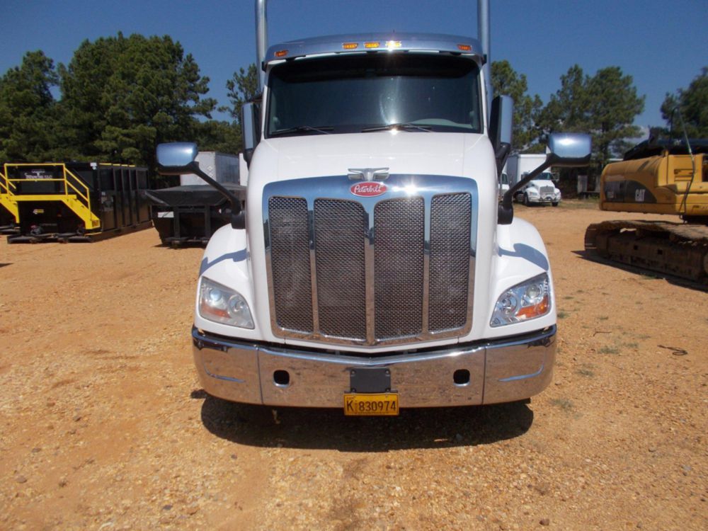 2020 Peterbilt 579 Tandem Axle Sleeper Truck