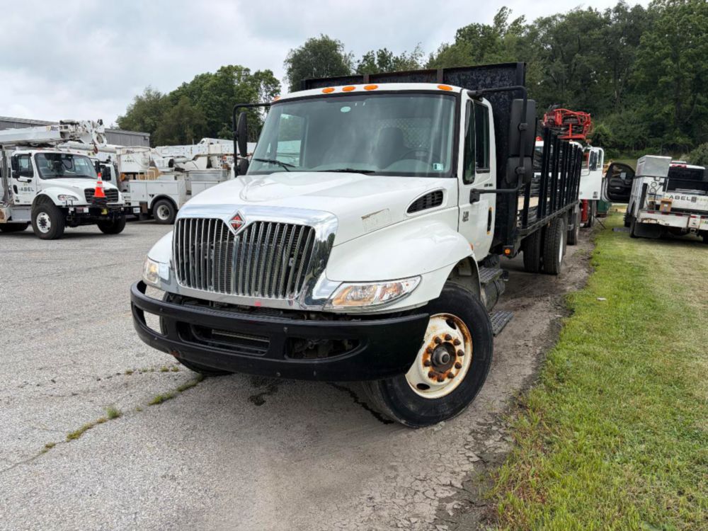 2008 Int'l 4300 Stake Bed Truck W/ Liftgate