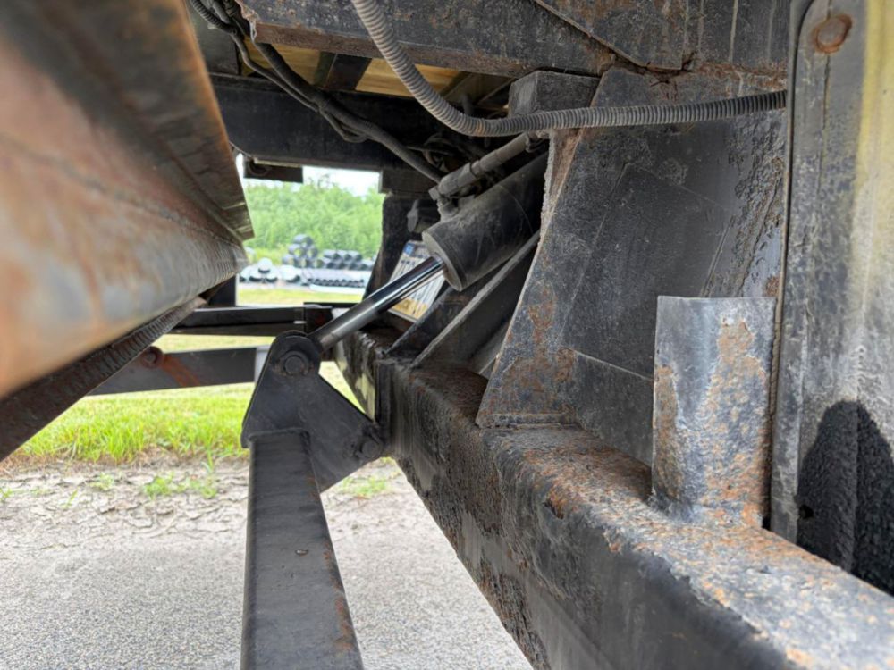 2008 Int'l 4300 Stake Bed Truck W/ Liftgate