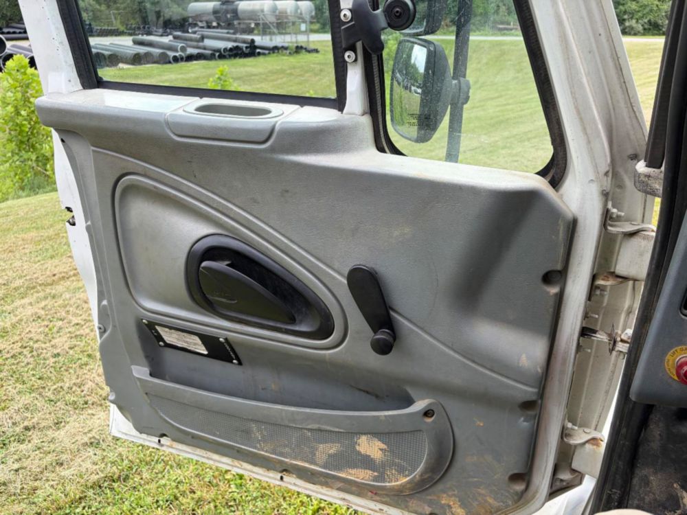 2008 Int'l 4300 Stake Bed Truck W/ Liftgate