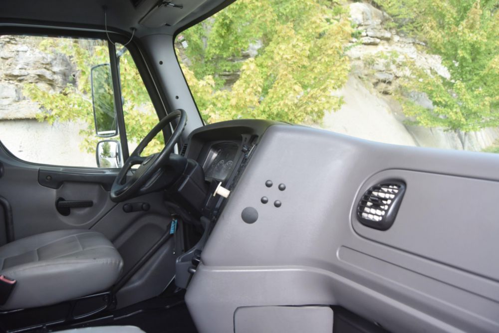 Class 7/8 Regular Cab AWD Flatbed Truck