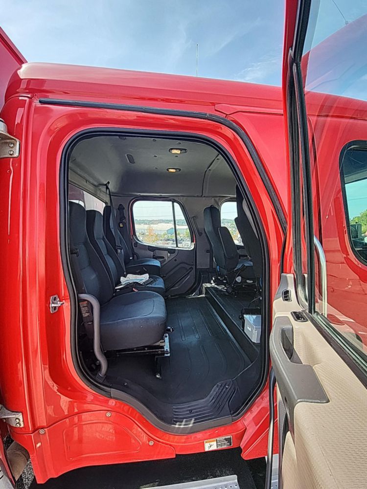 2013 Freightliner M2106 4x2 Knapheide Enclosed Body Service Truck