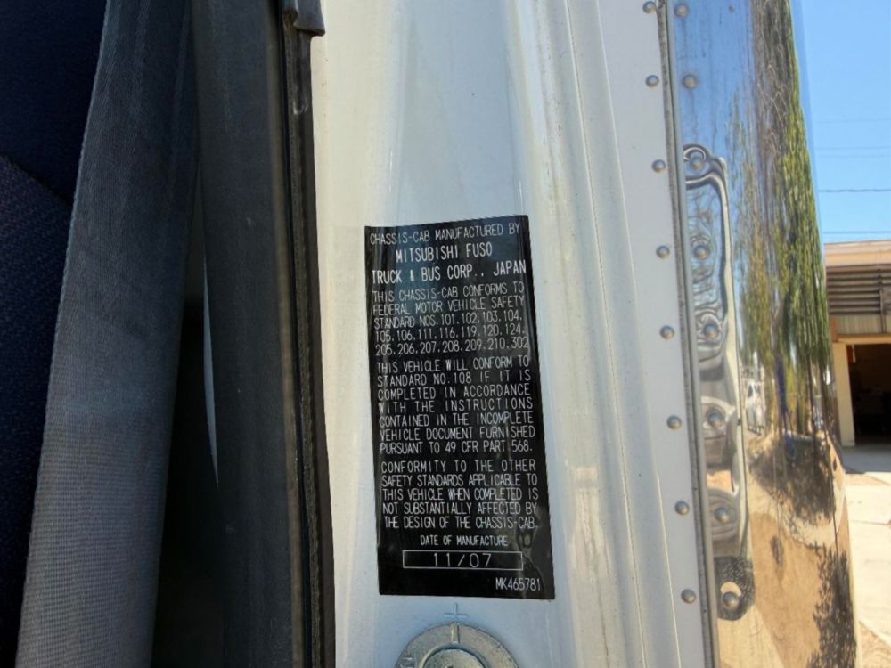 2008 Single Mitsubishi Fuso Box Truck W/Liftgate