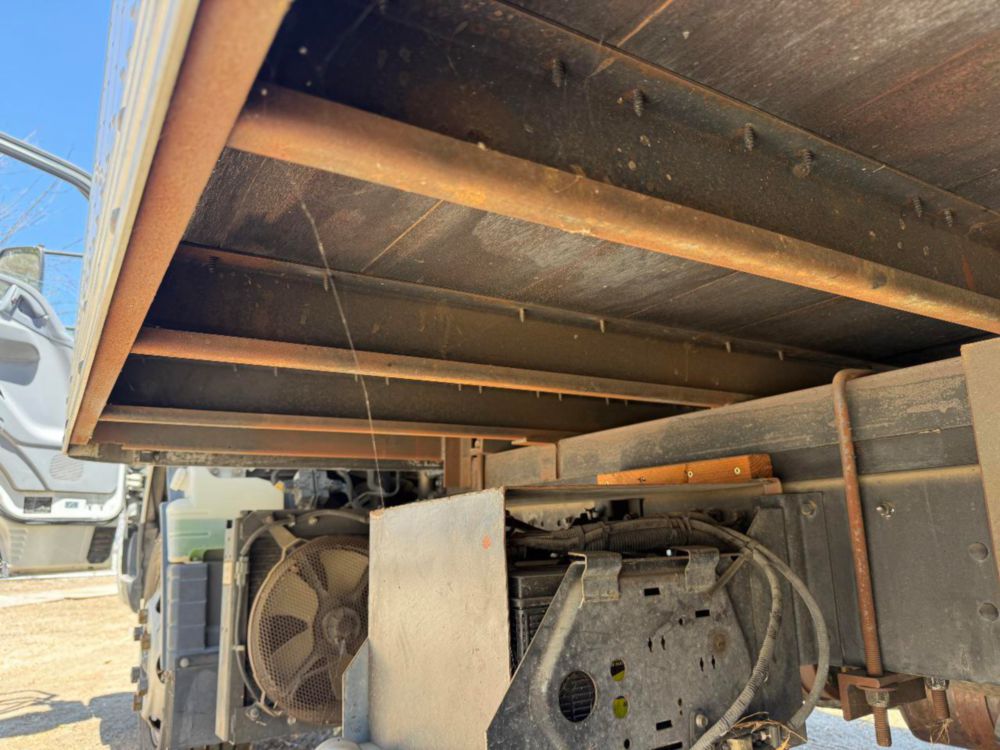 2008 Single Mitsubishi Fuso Box Truck W/Liftgate