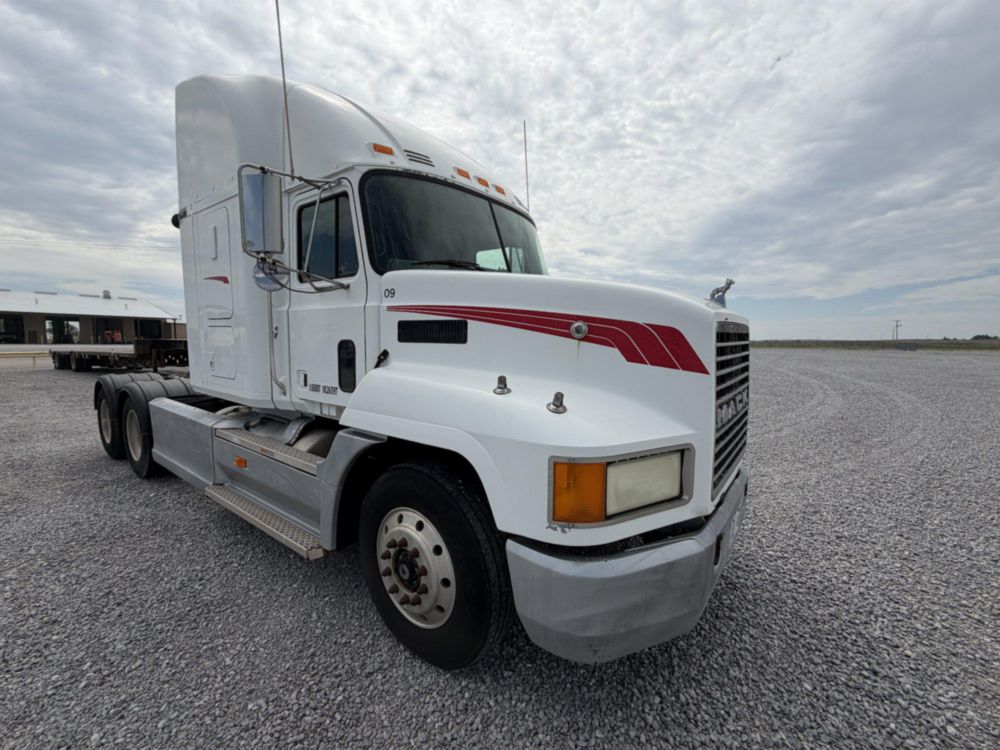 2000 Mack CH613 Sleeper Truck