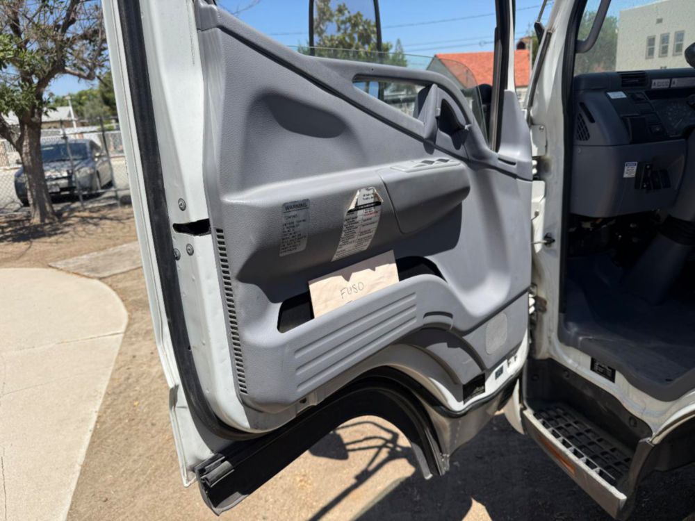 2008 Single Mitsubishi Fuso Box Truck W/Liftgate