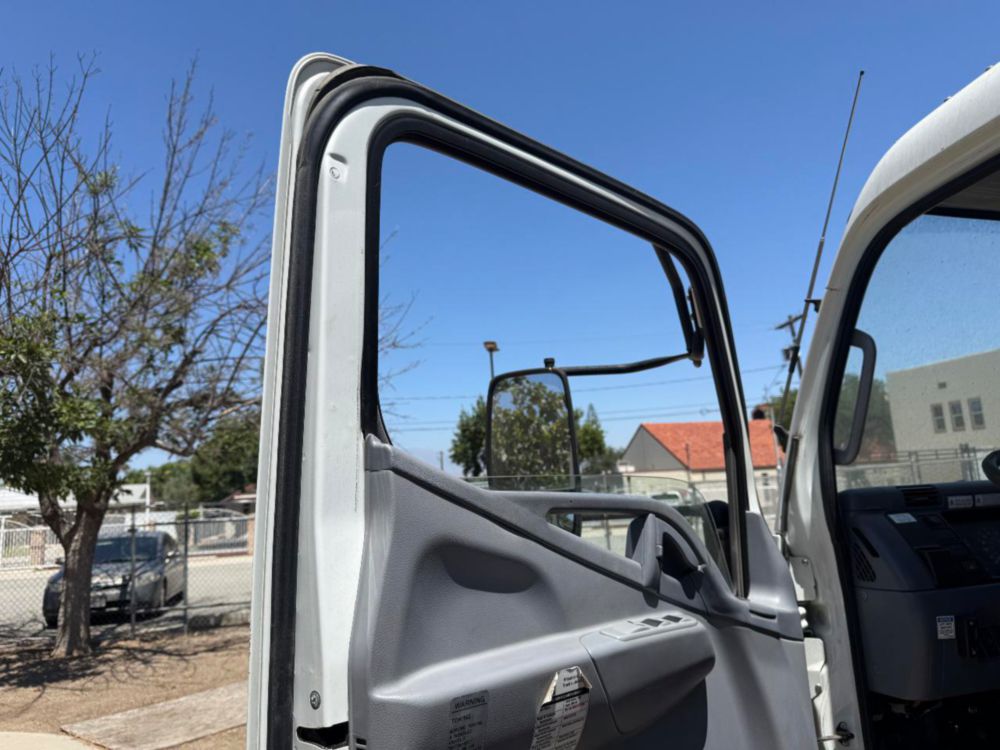 2008 Single Mitsubishi Fuso Box Truck W/Liftgate