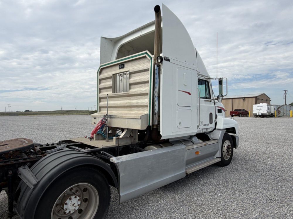 2000 Mack CH613 Sleeper Truck