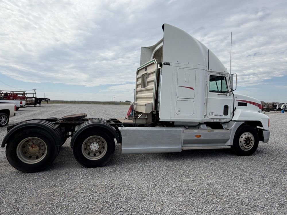 2000 Mack CH613 Sleeper Truck