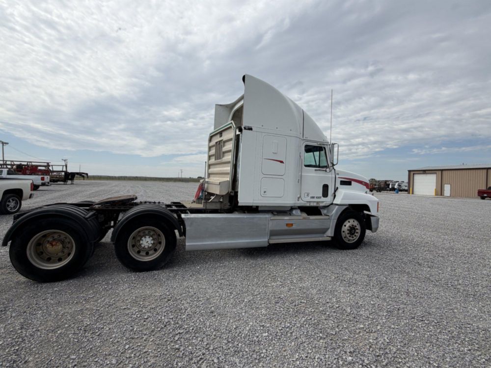 2000 Mack CH613 Sleeper Truck