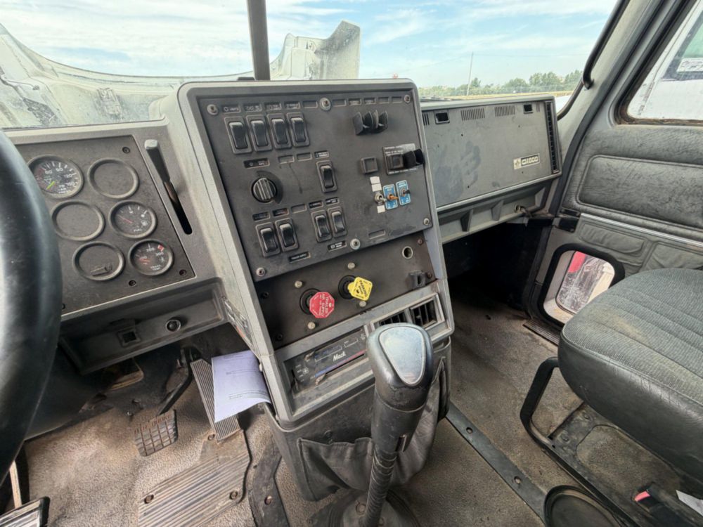 2000 Mack CH613 Sleeper Truck