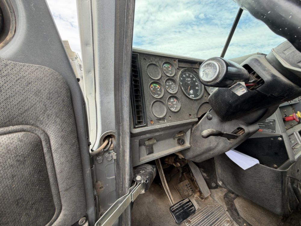 2000 Mack CH613 Sleeper Truck
