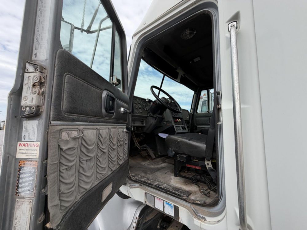 2000 Mack CH613 Sleeper Truck