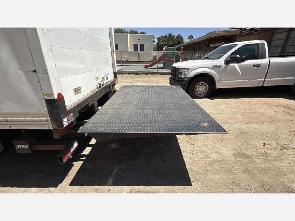 2008 Single Mitsubishi Fuso Box Truck W/Liftgate