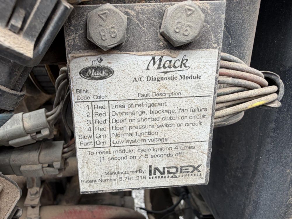 2000 Mack CH613 Sleeper Truck