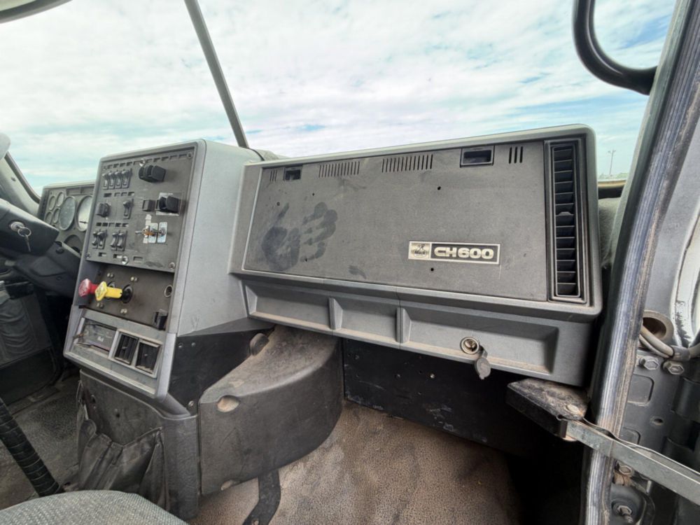 2000 Mack CH613 Sleeper Truck