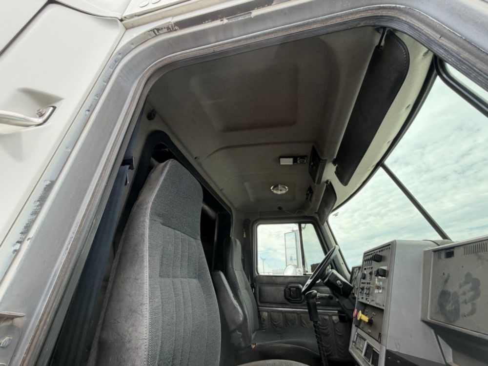 2000 Mack CH613 Sleeper Truck