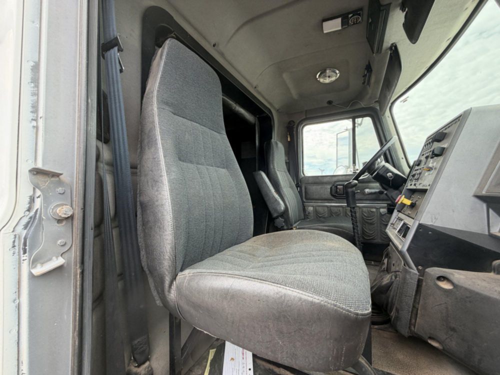 2000 Mack CH613 Sleeper Truck
