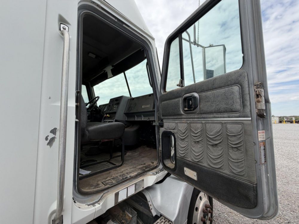 2000 Mack CH613 Sleeper Truck