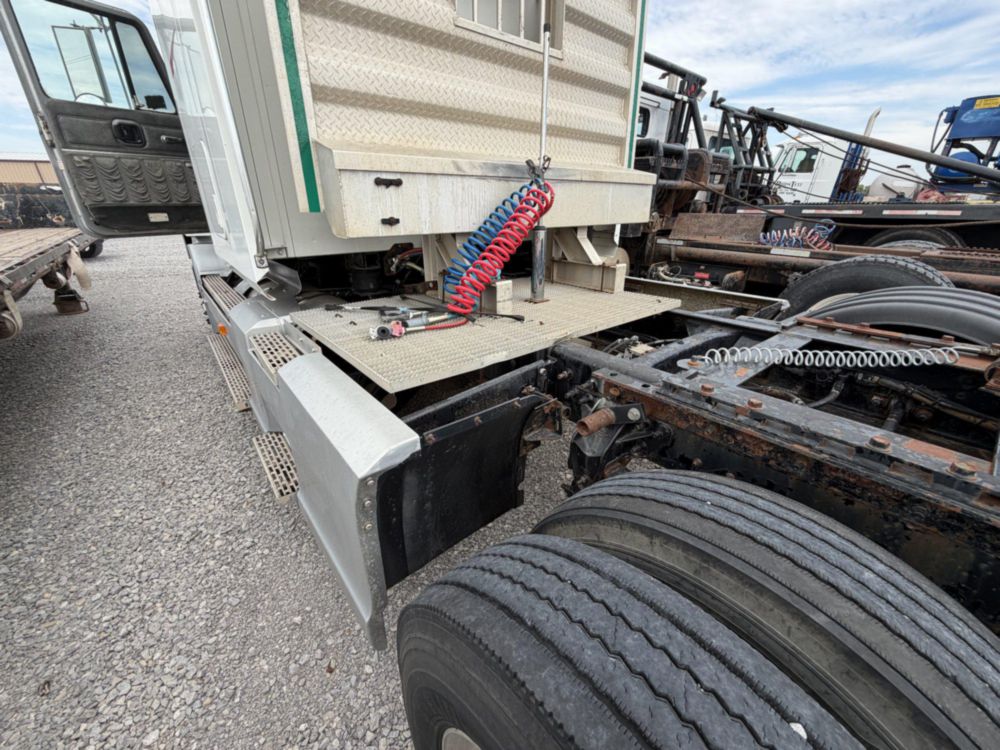 2000 Mack CH613 Sleeper Truck