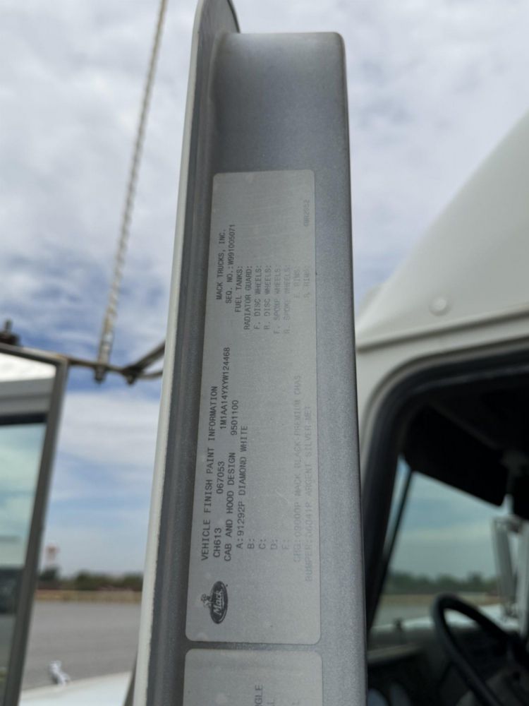 2000 Mack CH613 Sleeper Truck