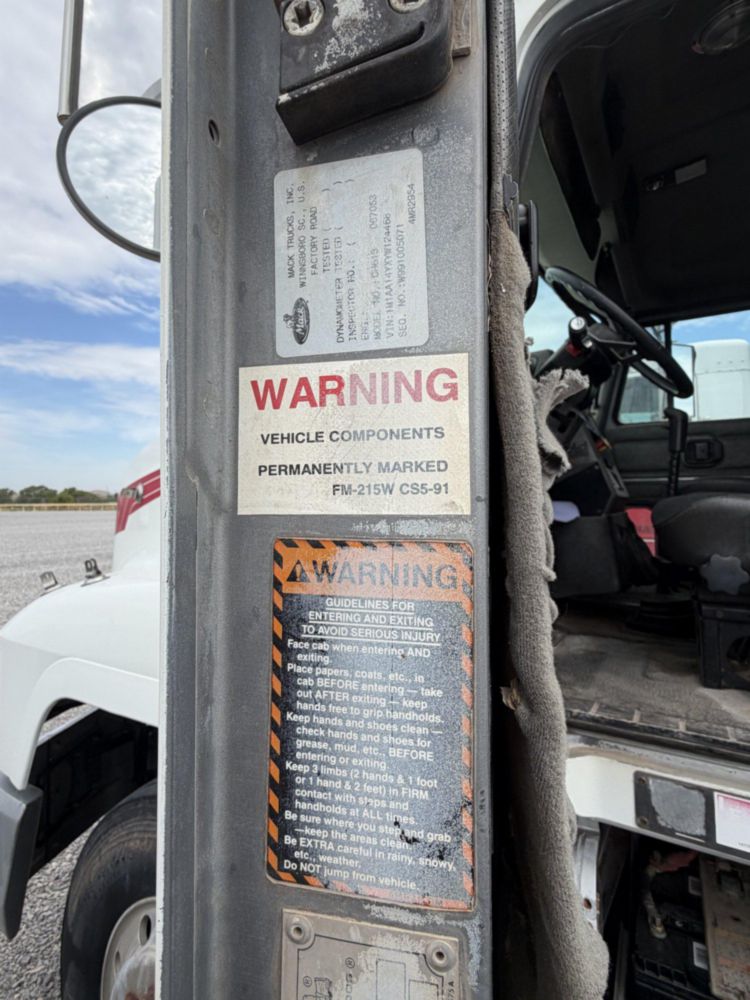 2000 Mack CH613 Sleeper Truck