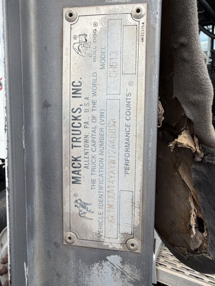 2000 Mack CH613 Sleeper Truck