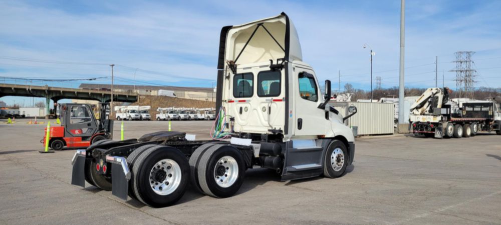 2019 Freightliner Cascadia Tandem Day Cab Tractor