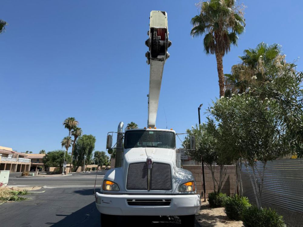 2010 Kenworth T-300 Lift-All LAN/HD-75-2F Bucket Truck