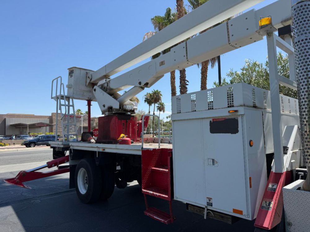 2010 Kenworth T-300 Lift-All LAN/HD-75-2F Bucket Truck