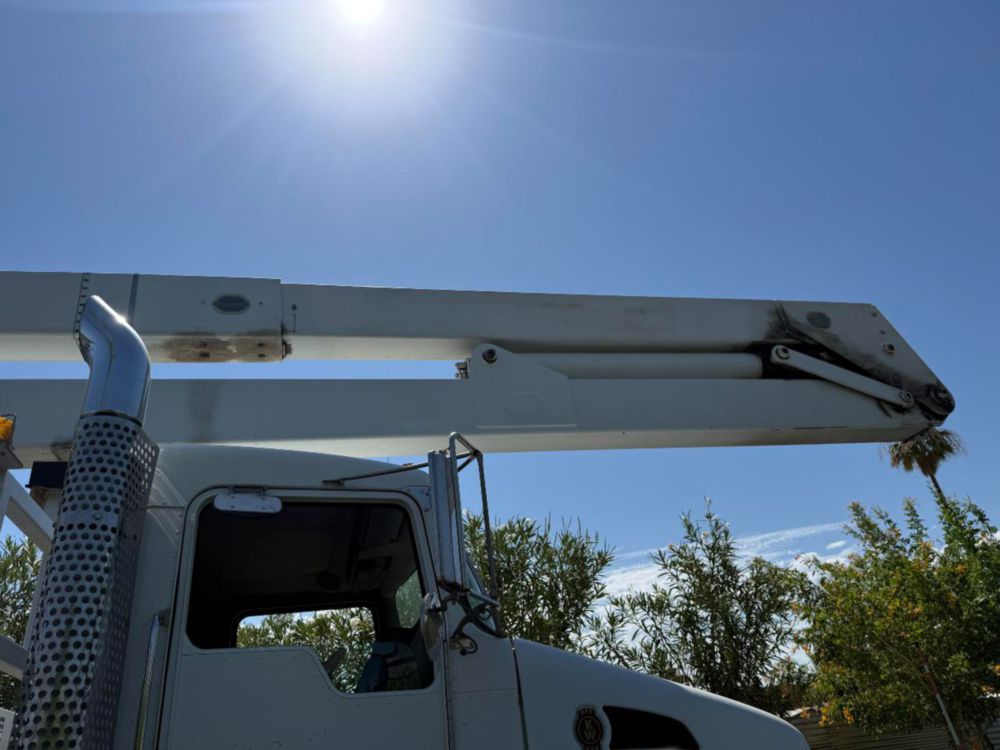 2010 Kenworth T-300 Lift-All LAN/HD-75-2F Bucket Truck