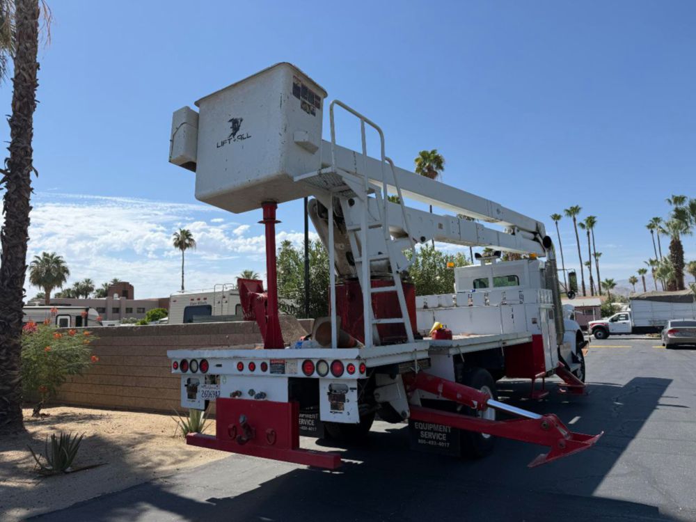 2010 Kenworth T-300 Lift-All LAN/HD-75-2F Bucket Truck