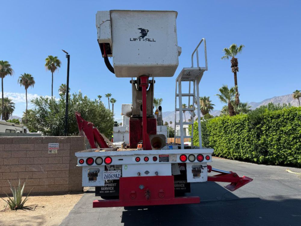 2010 Kenworth T-300 Lift-All LAN/HD-75-2F Bucket Truck