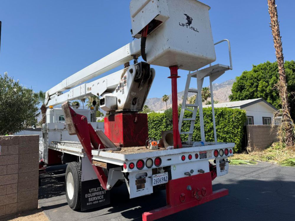 2010 Kenworth T-300 Lift-All LAN/HD-75-2F Bucket Truck