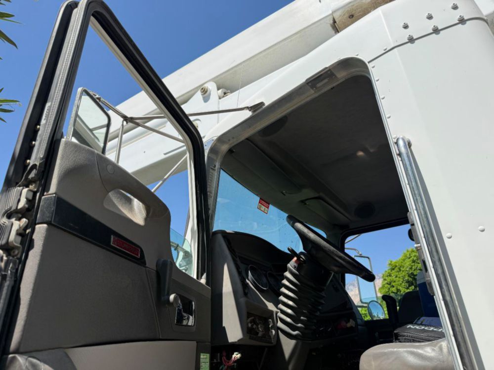 2010 Kenworth T-300 Lift-All LAN/HD-75-2F Bucket Truck