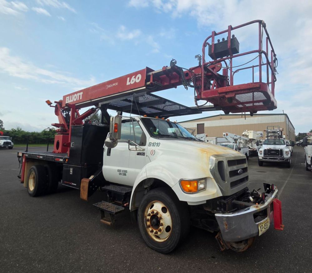 2015 Ford F-750 4x2 Elliott L-60R "Rail Gear Equipped" Aerial Truck