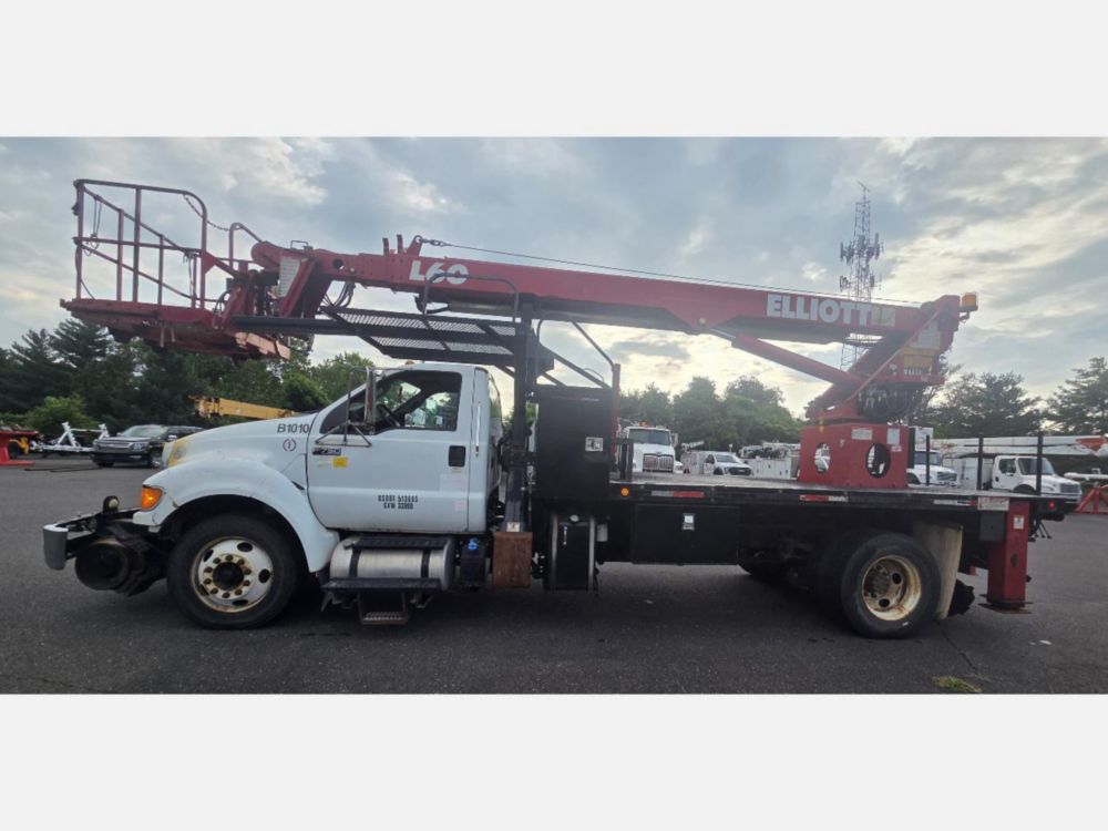 2015 Ford F-750 4x2 Elliott L-60R "Rail Gear Equipped" Aerial Truck
