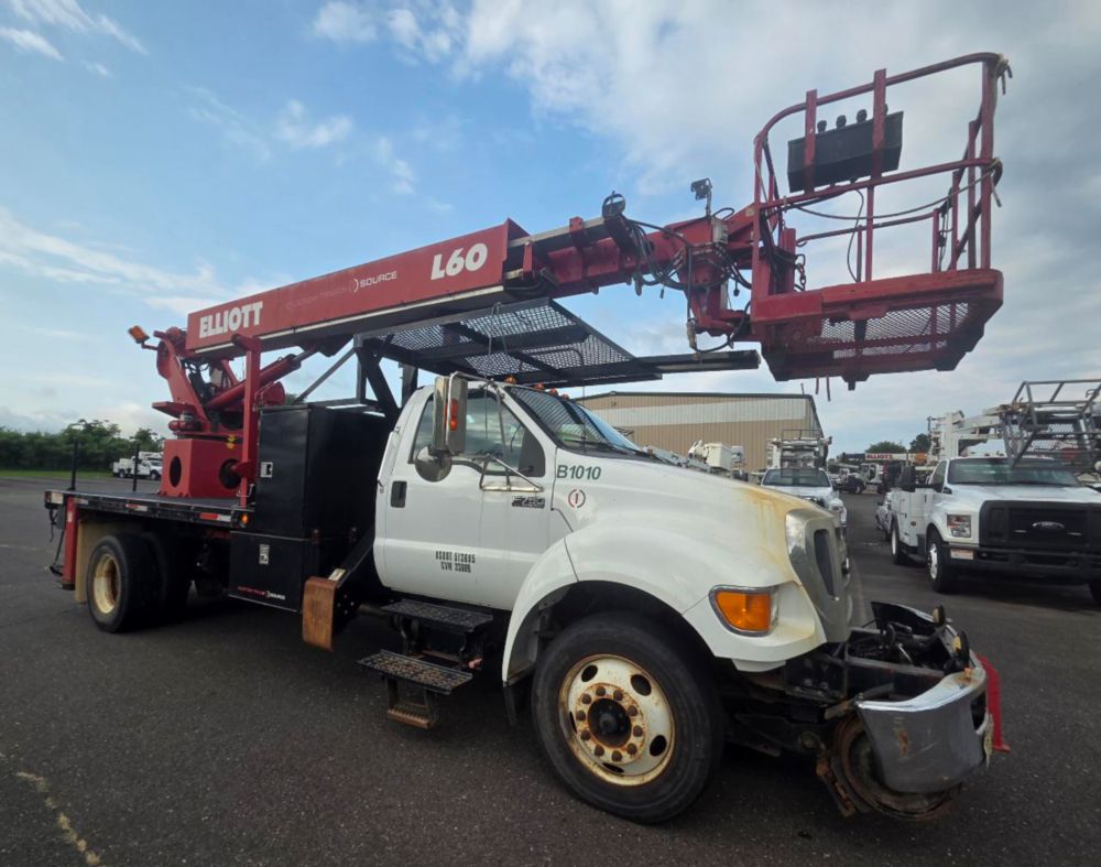2015 Ford F-750 4x2 Elliott L-60R "Rail Gear Equipped" Aerial Truck