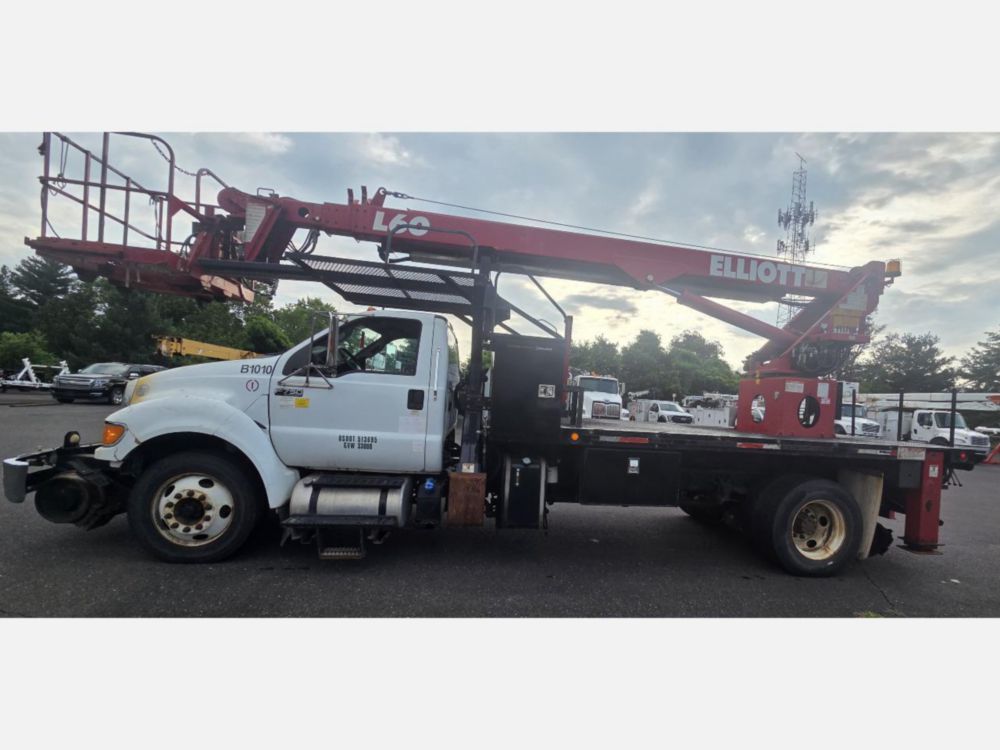 2015 Ford F-750 4x2 Elliott L-60R "Rail Gear Equipped" Aerial Truck