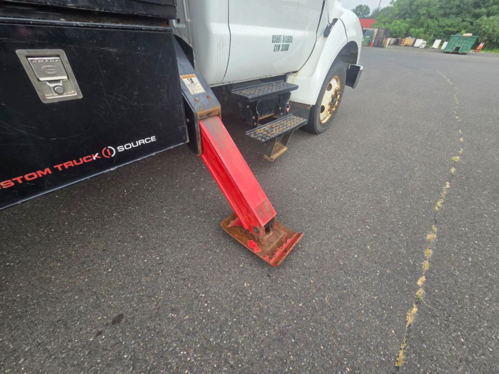 2015 Ford F-750 4x2 Elliott L-60R "Rail Gear Equipped" Aerial Truck
