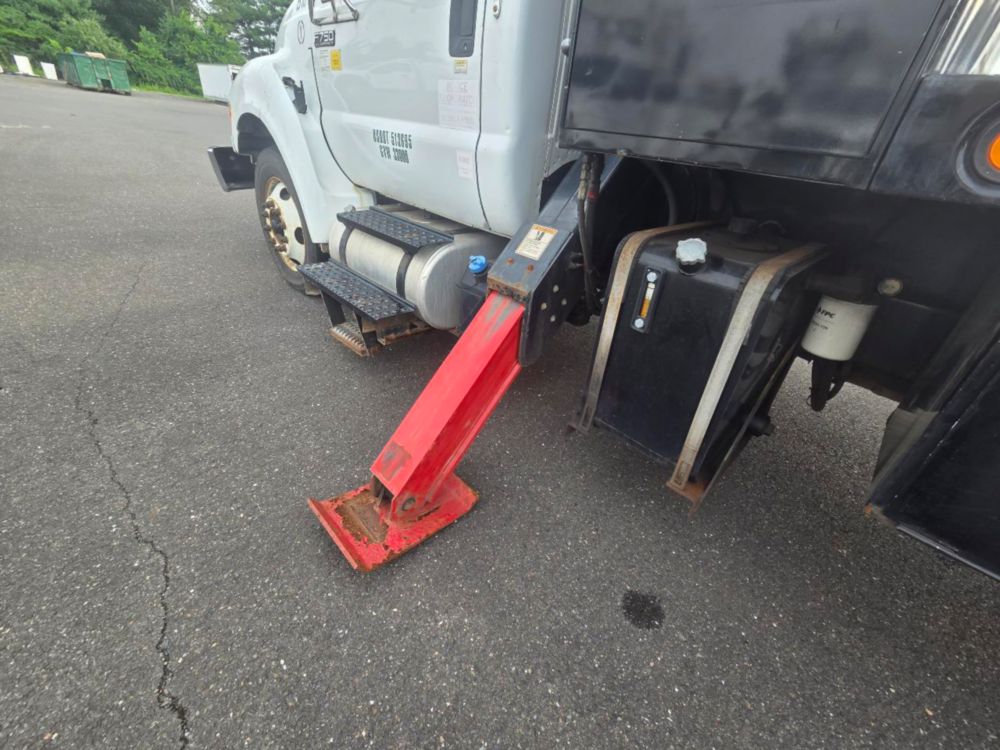 2015 Ford F-750 4x2 Elliott L-60R "Rail Gear Equipped" Aerial Truck