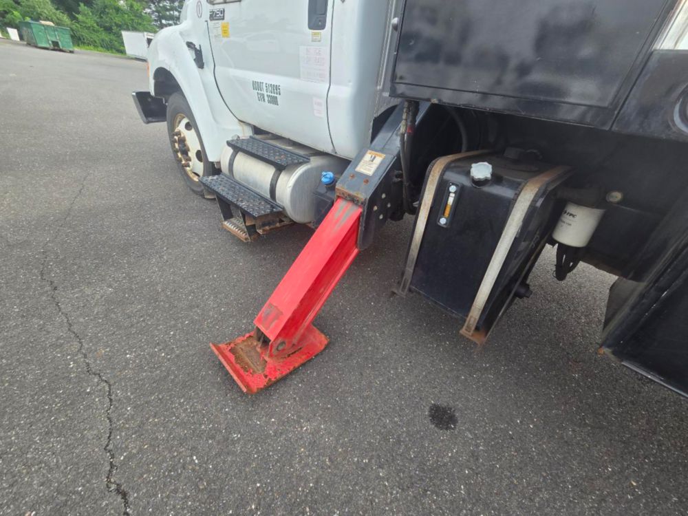 2015 Ford F-750 4x2 Elliott L-60R "Rail Gear Equipped" Aerial Truck