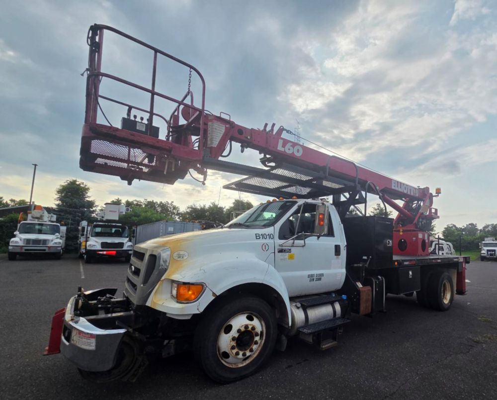 2015 Ford F-750 4x2 Elliott L-60R "Rail Gear Equipped" Aerial Truck