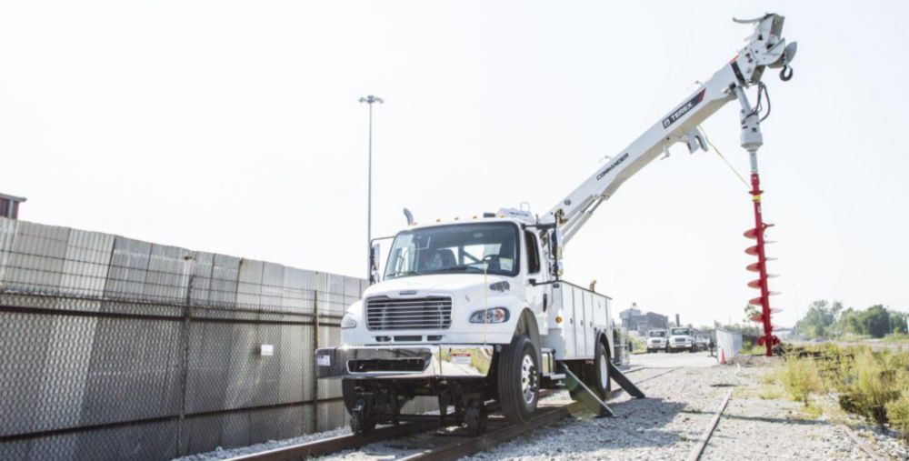 47.4 ft 24,750 lbs Hi-Rail Digger Derrick