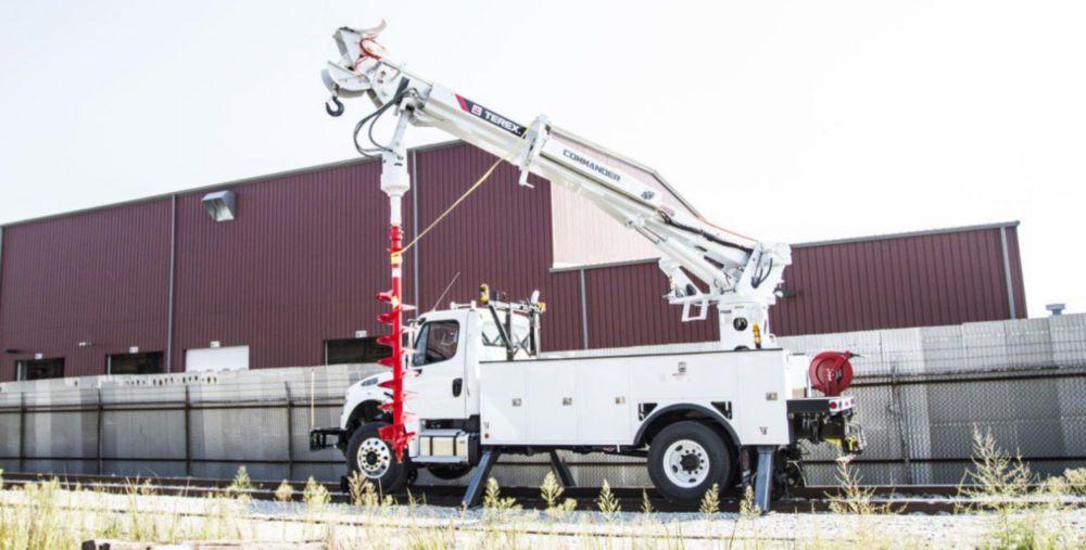 47.4 ft 24,750 lbs Hi-Rail Digger Derrick