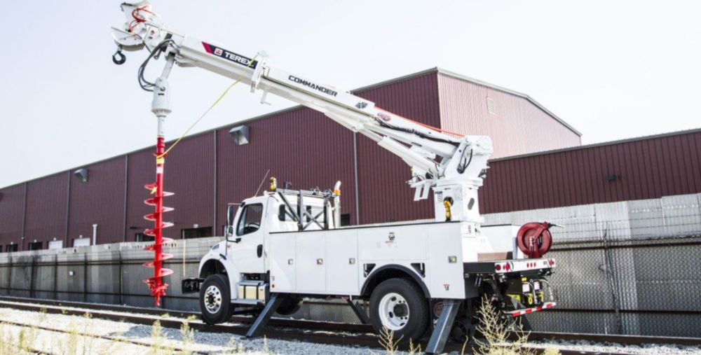47.4 ft 24,750 lbs Hi-Rail Digger Derrick