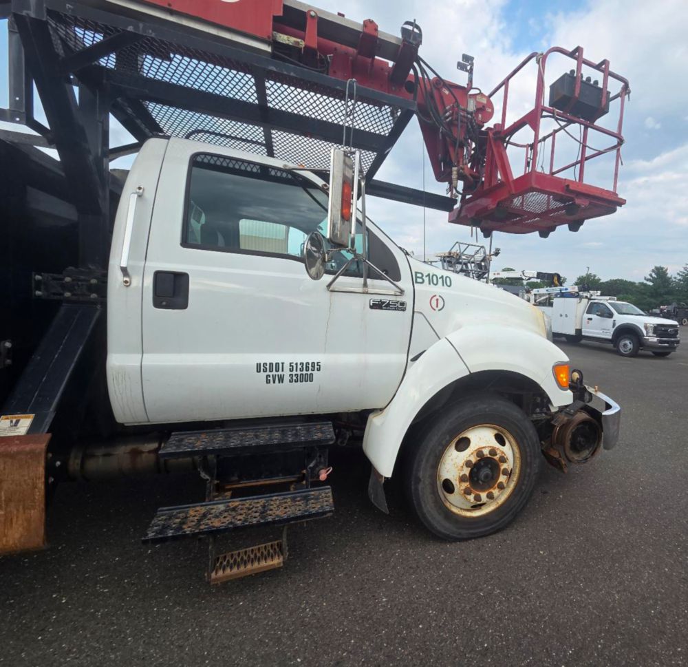 2015 Ford F-750 4x2 Elliott L-60R "Rail Gear Equipped" Aerial Truck