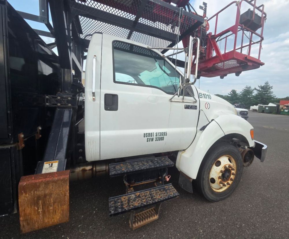 2015 Ford F-750 4x2 Elliott L-60R "Rail Gear Equipped" Aerial Truck
