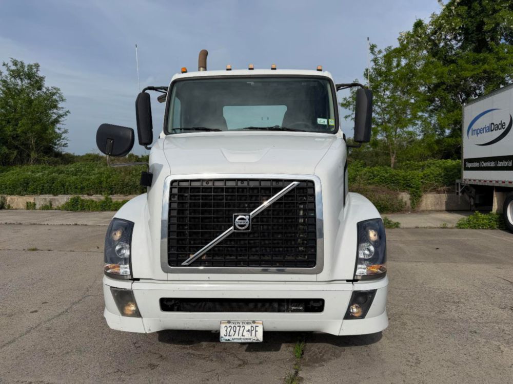 2015 Volvo VNL64T Tandem Axle Day Cab